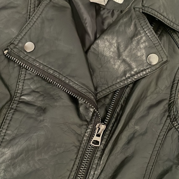 Size small black leather vest - Picture 2 of 5